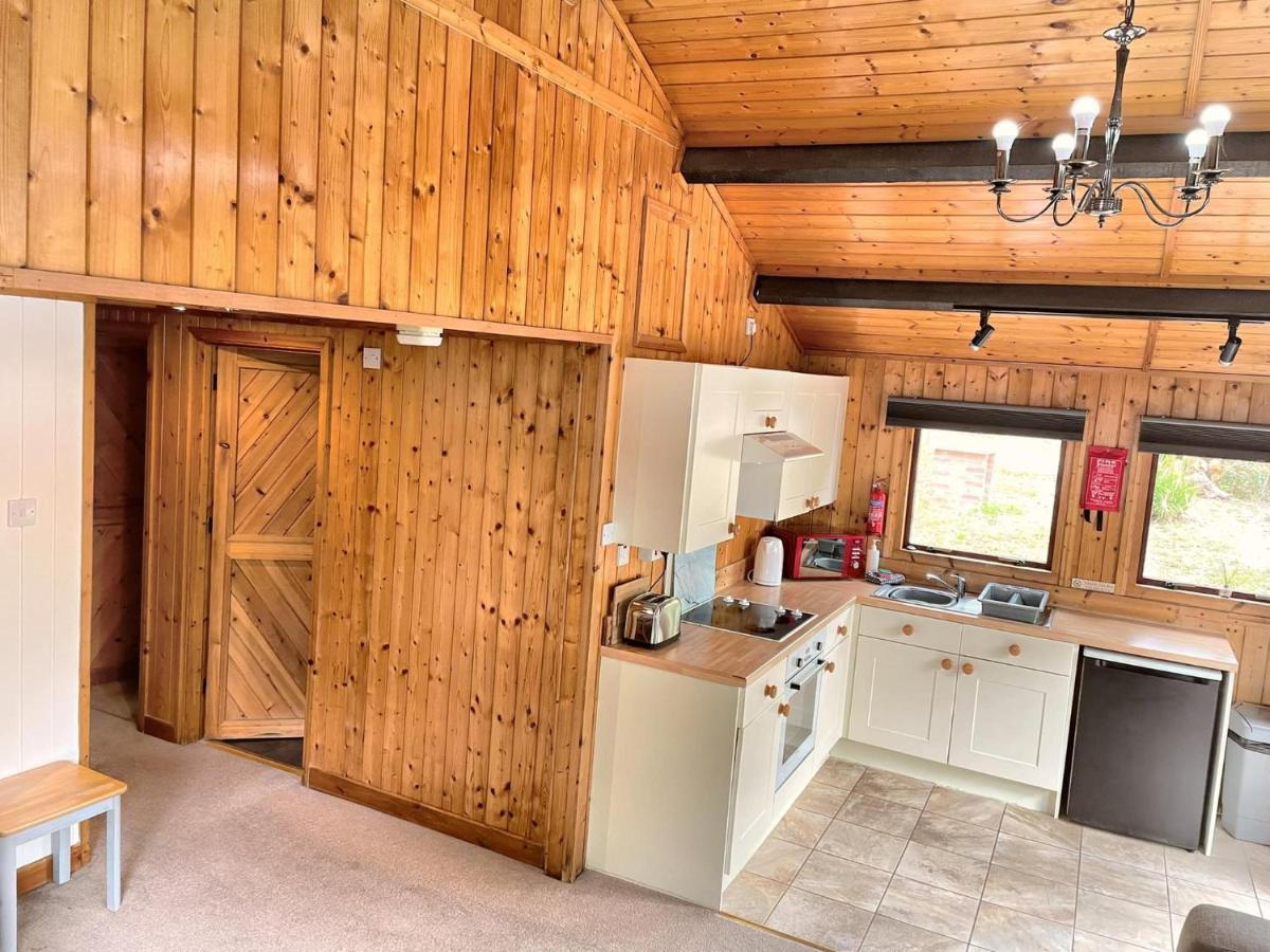 The Squirrel Lodge - Hot Tub - Pet Friendly - Pembrokeshire-Tenby Кармартен Экстерьер фото