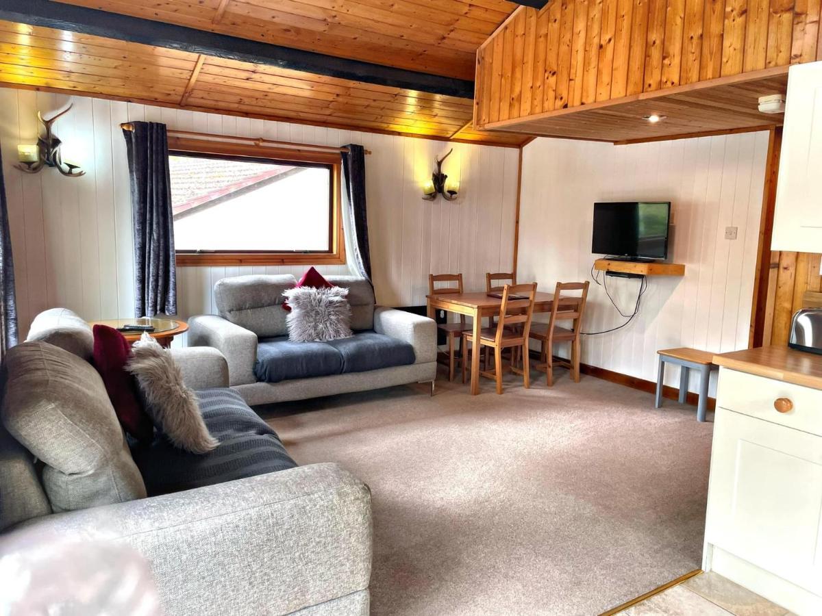 The Squirrel Lodge - Hot Tub - Pet Friendly - Pembrokeshire-Tenby Кармартен Экстерьер фото