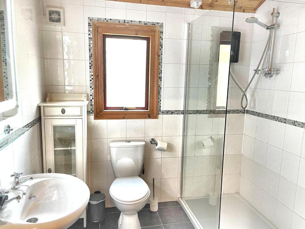 The Squirrel Lodge - Hot Tub - Pet Friendly - Pembrokeshire-Tenby Кармартен Экстерьер фото