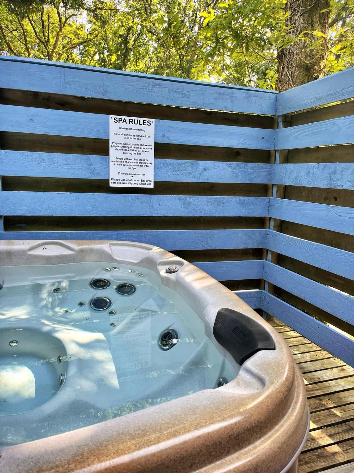 The Squirrel Lodge - Hot Tub - Pet Friendly - Pembrokeshire-Tenby Кармартен Экстерьер фото